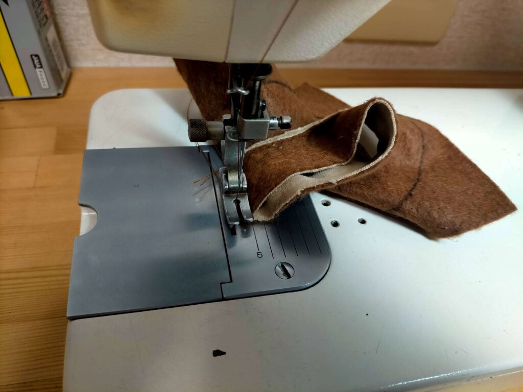 内側面の生地同士を輪になるように縫い合わせる