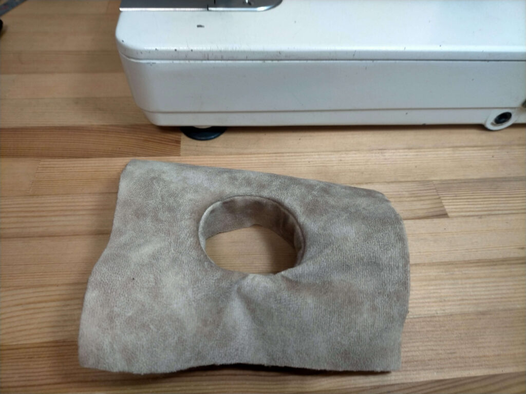 縫いつけた内側面の生地を裏返したところ