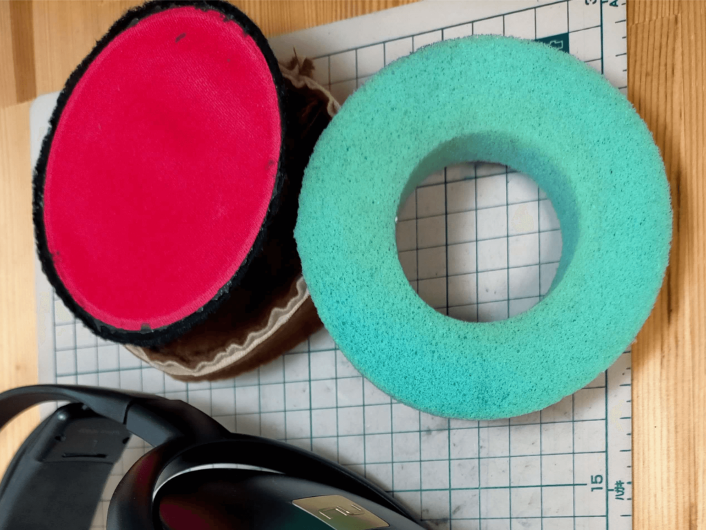 洗って乾かした元のスポンジを自作イヤーパッドに詰める作業