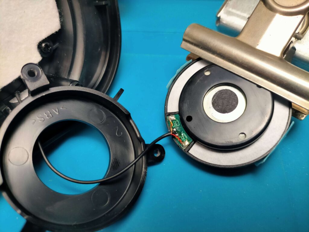 新しいドライバーユニットを取付る（極性注意ではんだ付け）