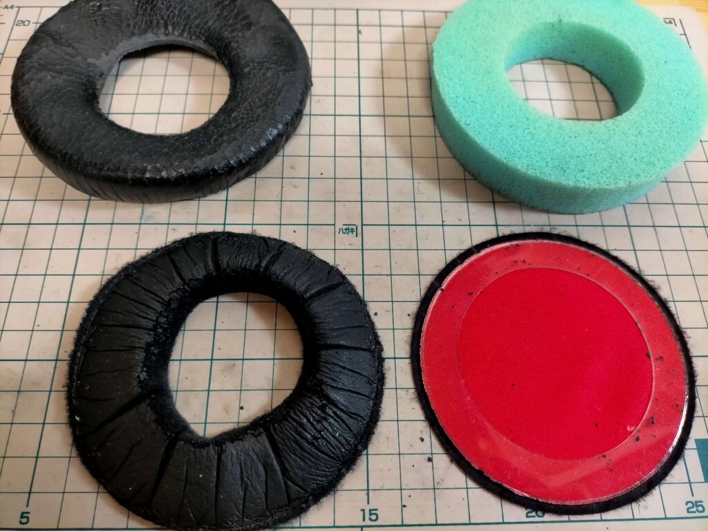 古いイヤーパッドを分解して内部構造を確認④(構成パーツはスポンジ、表面の合皮、裏面パーツ)