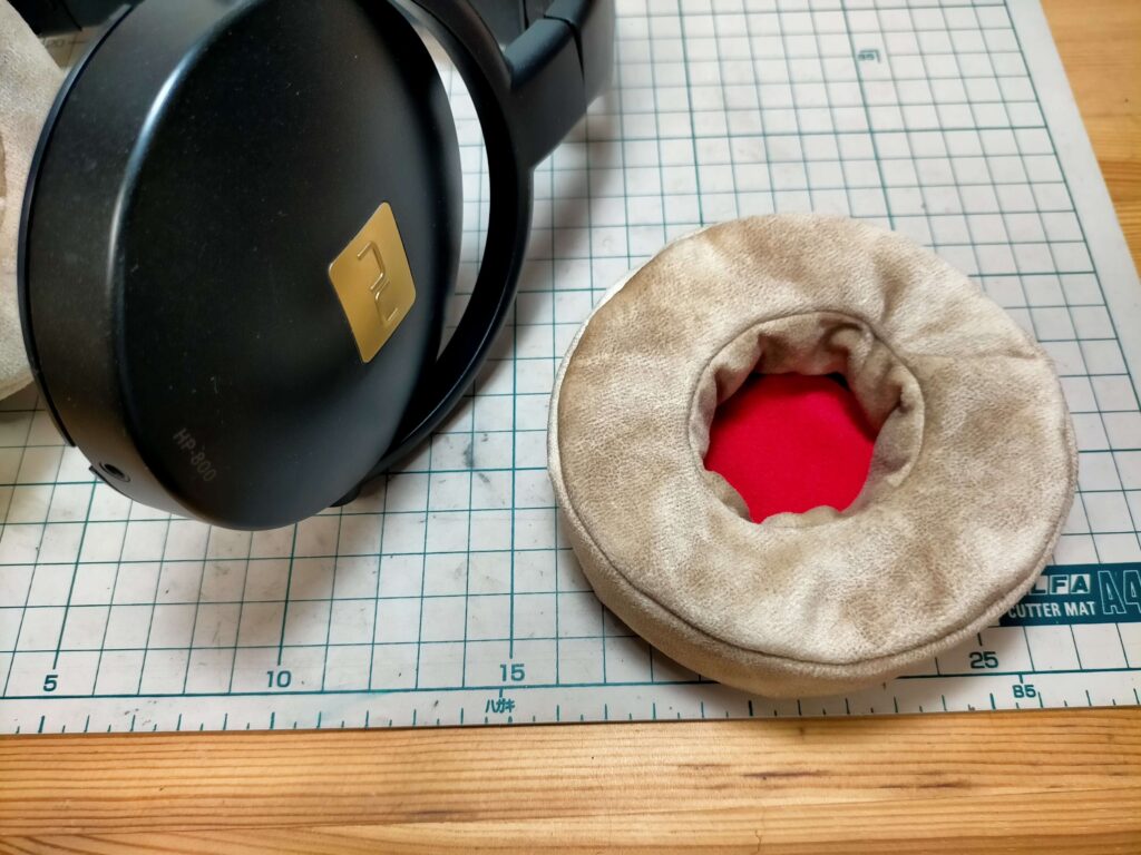 イヤーパッドに詰め物(スポンジ)を入れ終わった状態