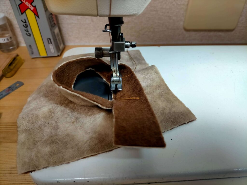 耳に当たる部分と内側面の生地をミシンで縫い合わせる作業