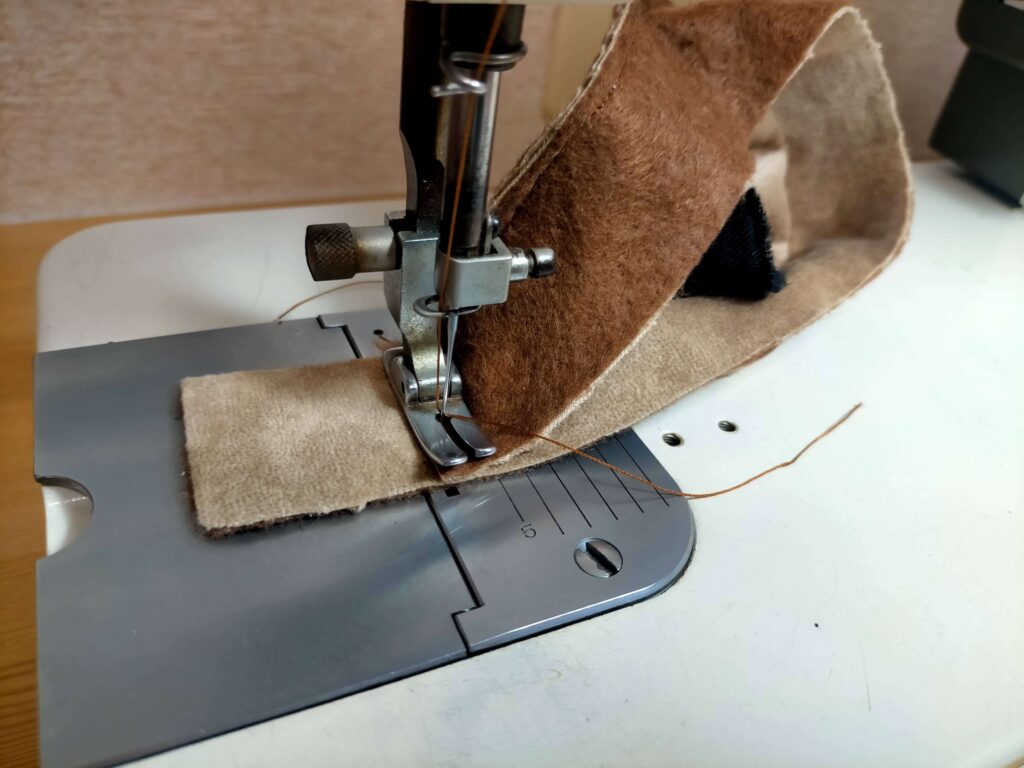 外側面の生地どうしを縫い合わせて輪にする