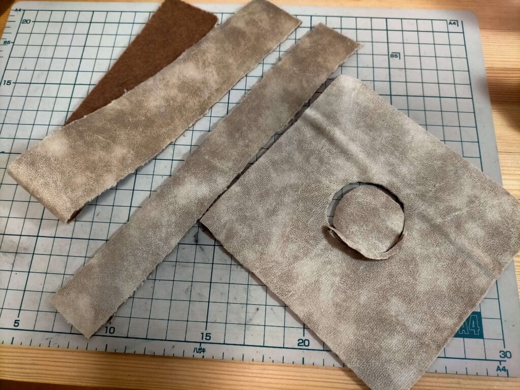 イヤーパッド用に切り出した3種類の生地(耳に当たる部分・内側面・外側面)