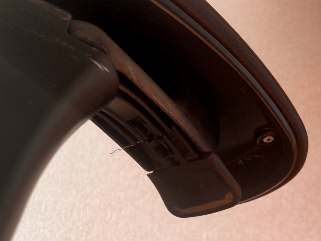 オカムラコンテッサの切れた座面高さ調整ワイヤーロープ（破断箇所確認）