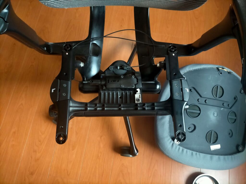 初代コンテッサのクッション座面を取り外した様子