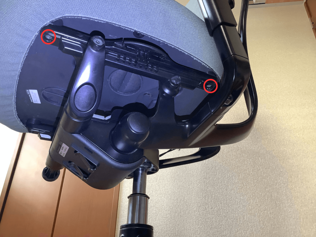 コンテッサ純正シートの裏側取り付けネジ位置図(取り付け金具確認)