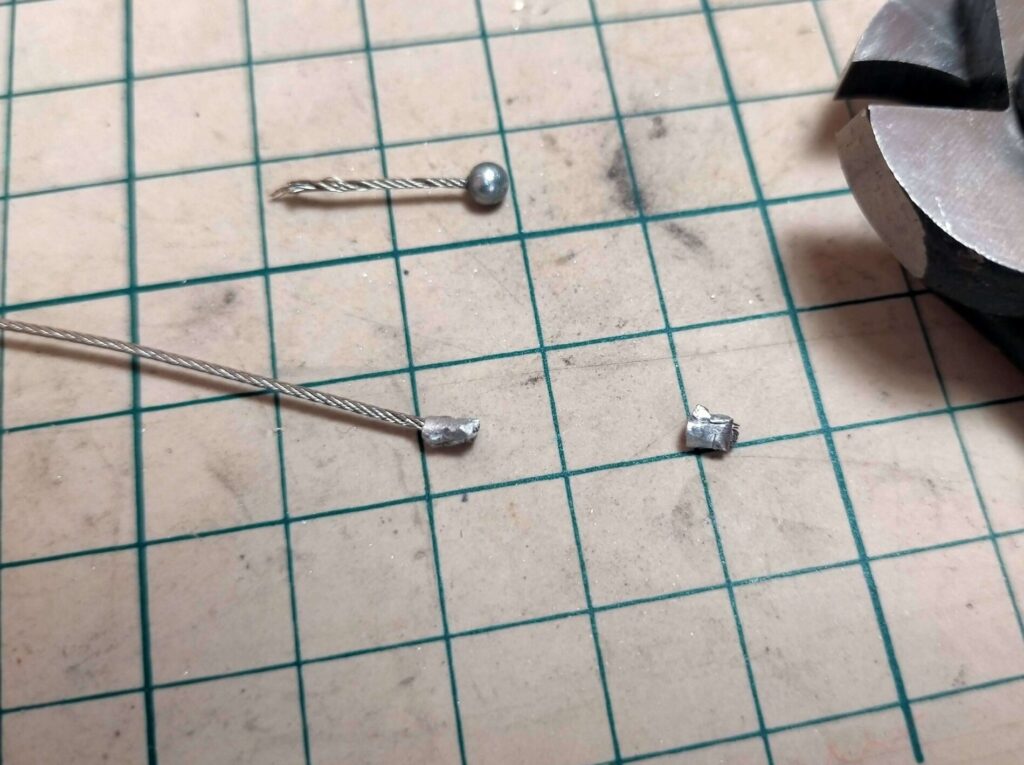 ワイヤースリーブを適当な大きさにカット（玉の土台作り）