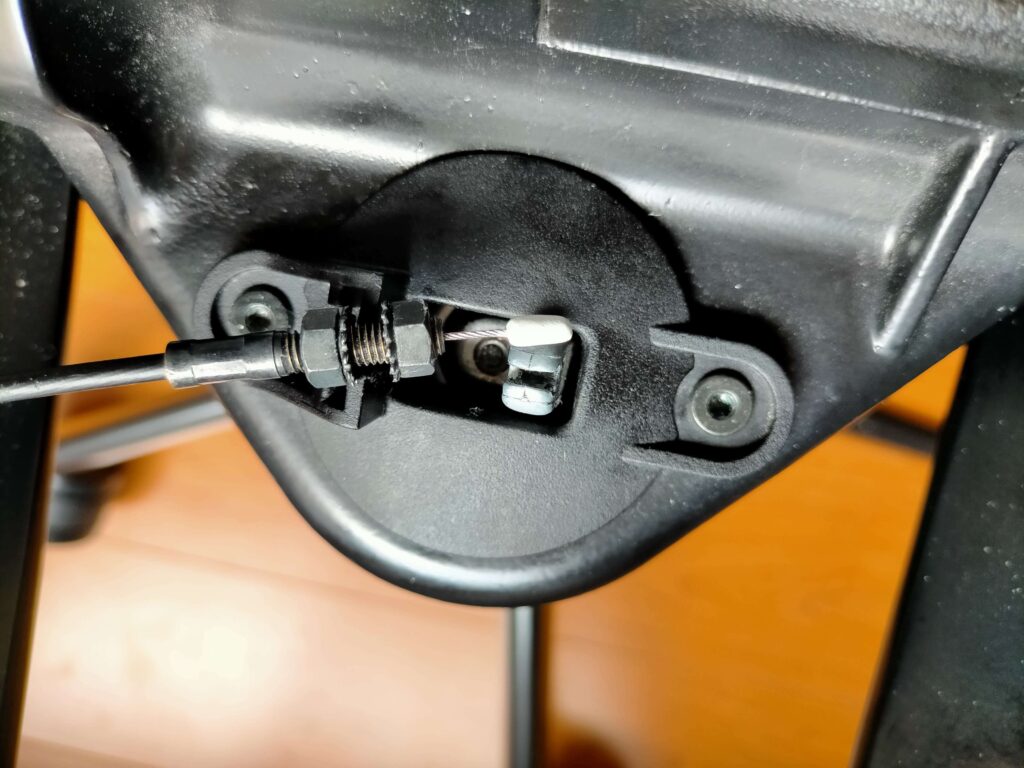 ダンパー側ワイヤースリーブカシメをパテで成形