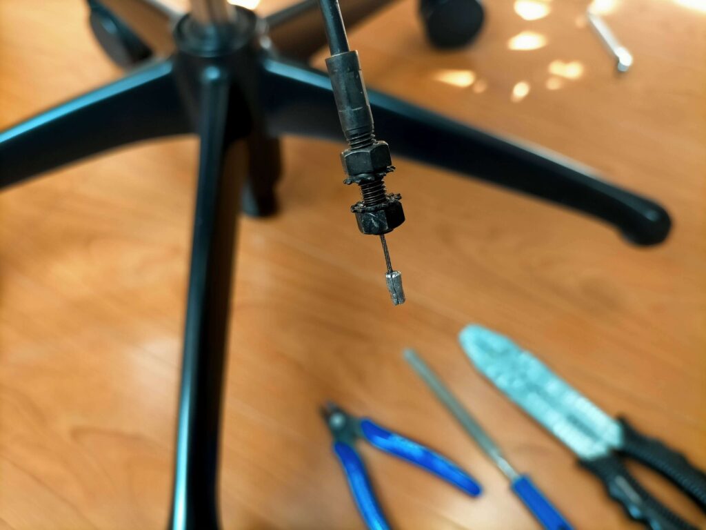 ダンパー側ワイヤースリーブカシメ作業