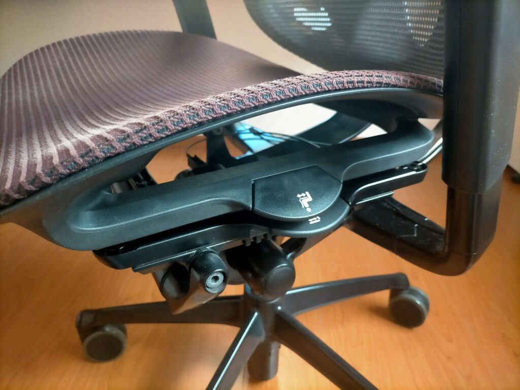 初代コンテッサのフレームにセコンダの座面をのせている様子(スライドレールを取り付け構造が違う)