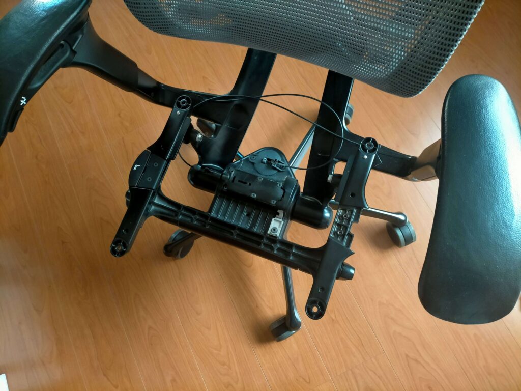 初代コンテッサ座面固定レバーを取り外したフレーム(初代コンテッサの座面フレーム構造スライドレール・ブラケット配置)