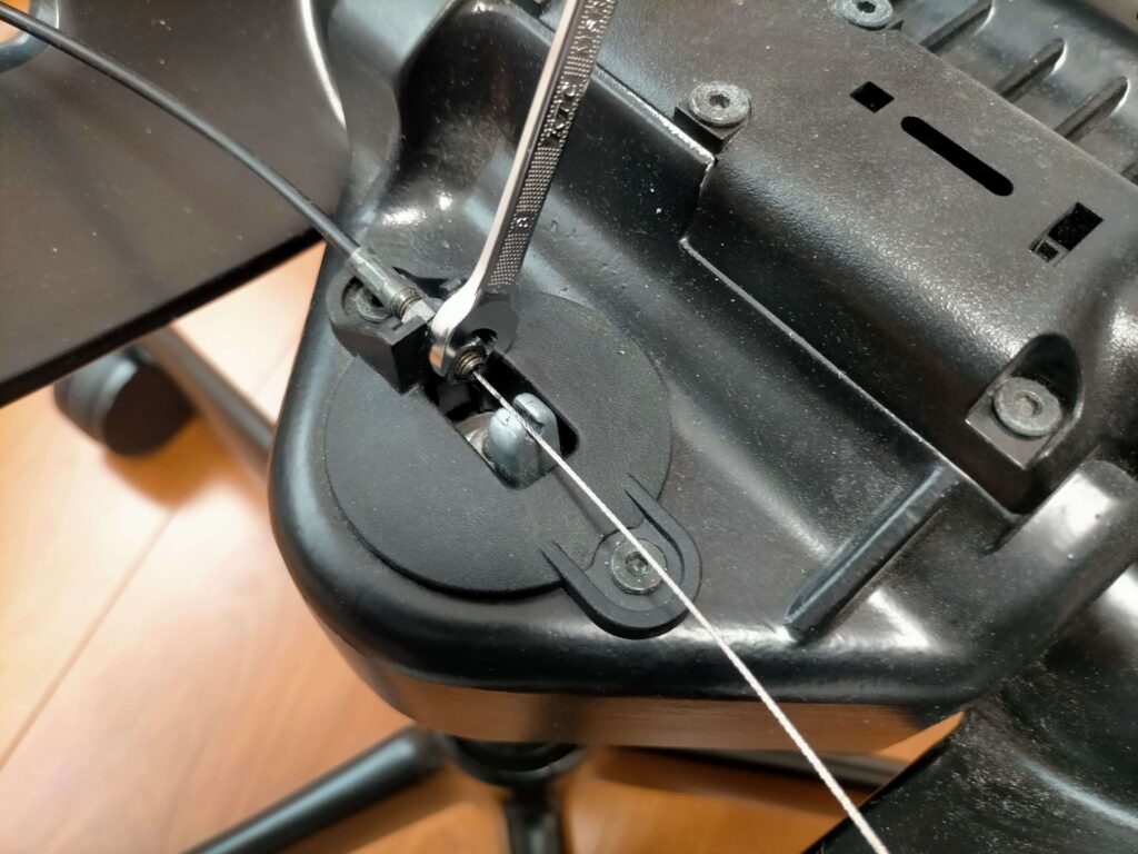 ガスダンパー側のアウターケース固定ナット（6mm）を外す