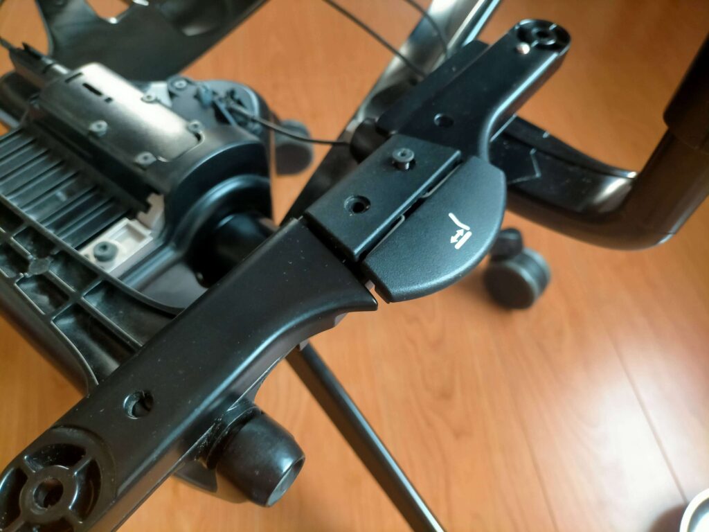 初代コンテッサの座面固定レバーを外す作業(固定ネジ取り外し)