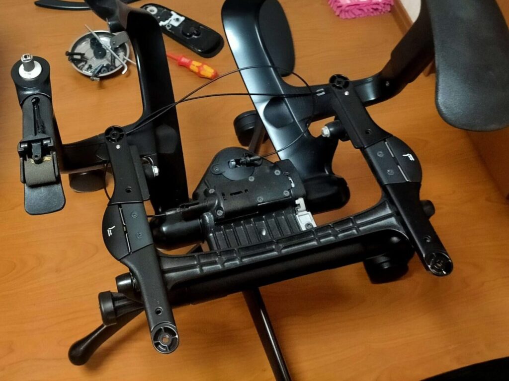 オカムラコンテッサのメッシュ座面を取り外した様子