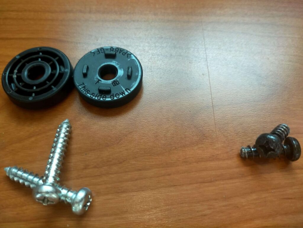 オカムラコンテッサのメッシュ座面のスペーサーと固定ネジ（タッピングネジ4本）