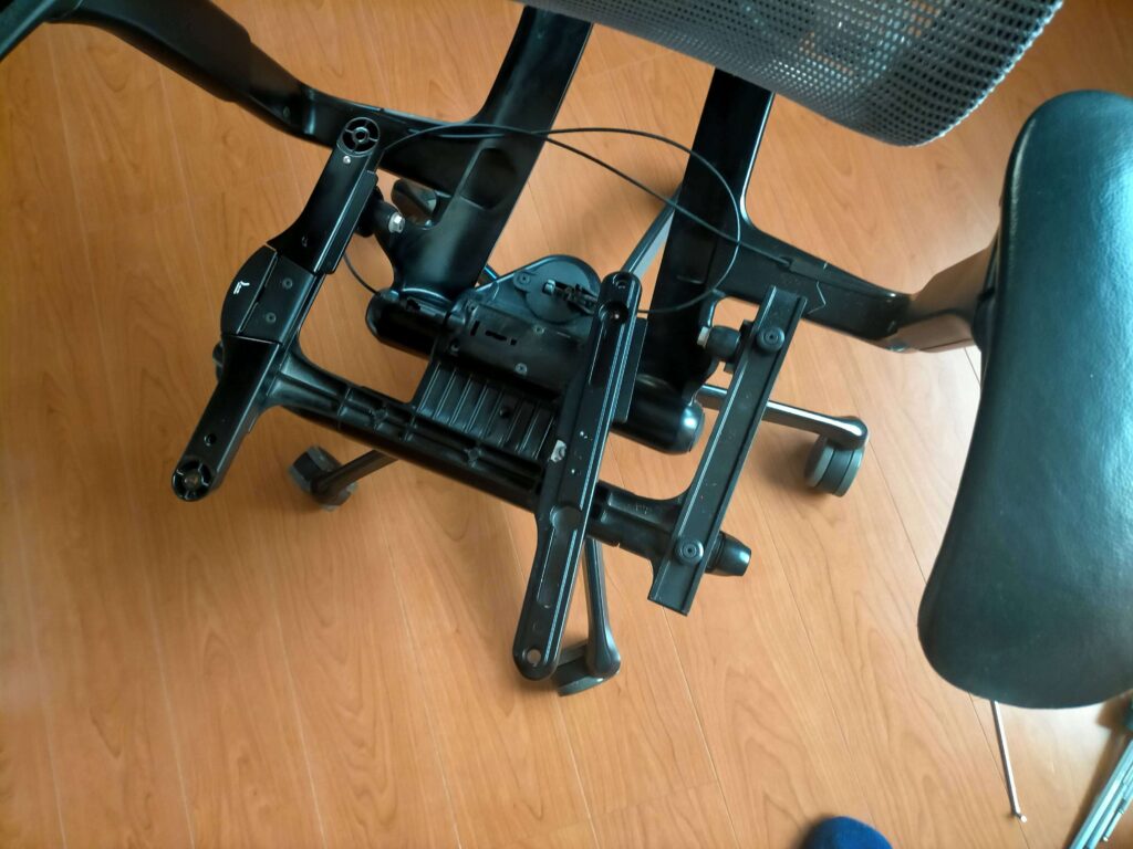 初代コンテッサ座面ブラケットをスライドさせて引き抜く(完全分解状態)