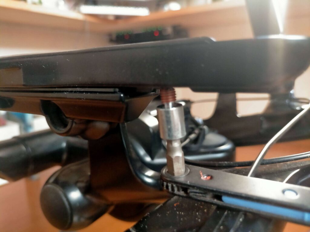 初代コンテッサ座面ブラケットのスライドストッパーネジを外す作業