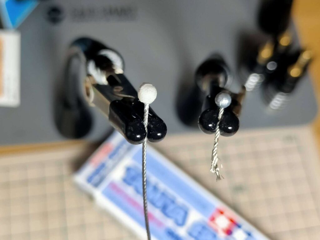 タミヤ造形パテで玉形に成形（φ3.3mm・24時間乾燥必要）