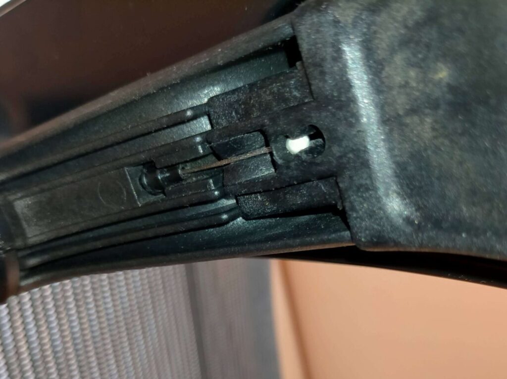 ワイヤーロープの玉がレバー側に固定された状態