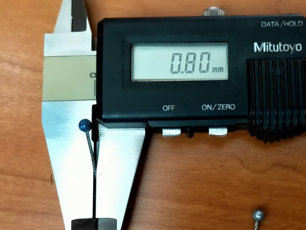 オカムラコンテッサの座面高さ調節ワイヤーロープ径0.8mm（ノギスで計測）