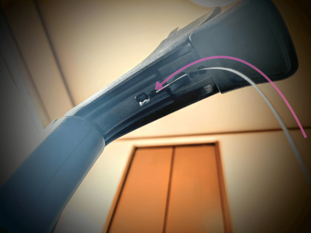 ワイヤーロープをアウターケースに通している様子