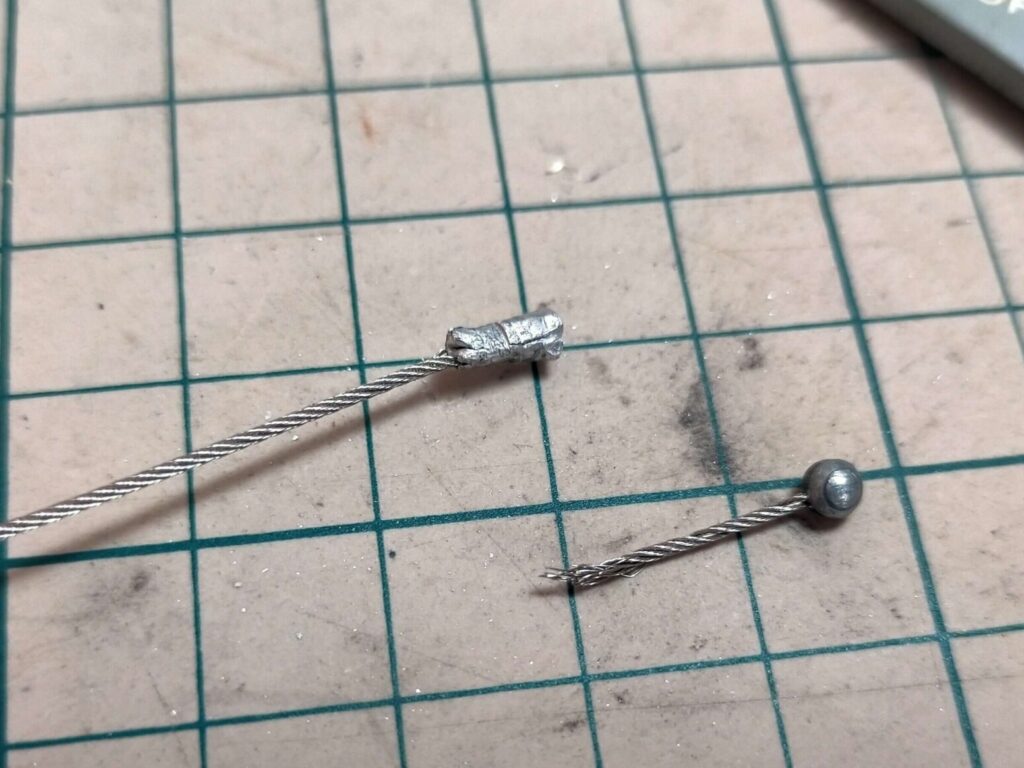 ワイヤースリーブをラジオペンチで圧着（カシメ作業）