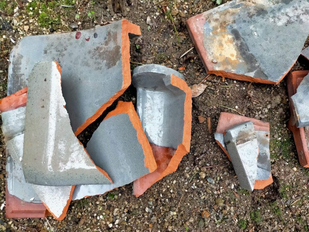 作業中の不注意で割れてしまった瓦の破片