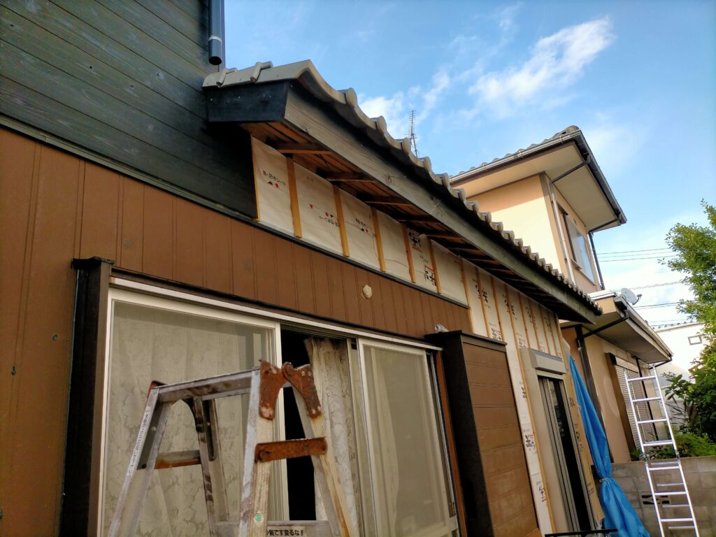 全ての軒瓦が綺麗に並び、葺き替えが完了した屋根