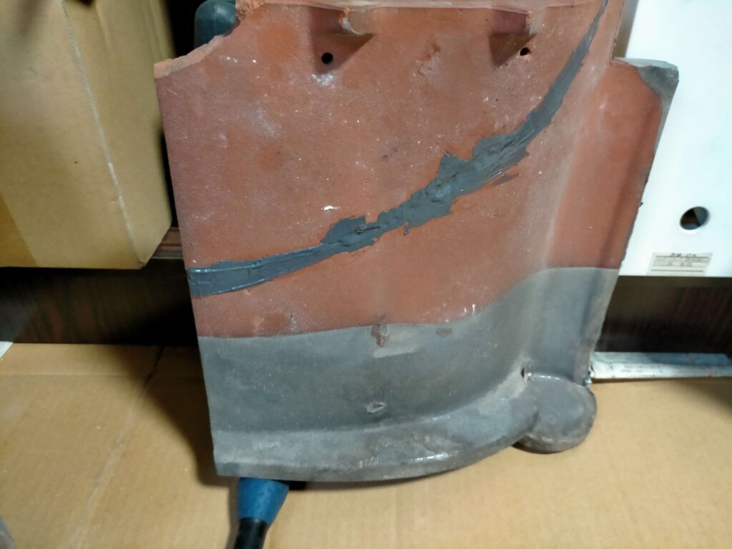 接着剤を塗布し、破片を貼り合わせて乾燥させている瓦（その2）