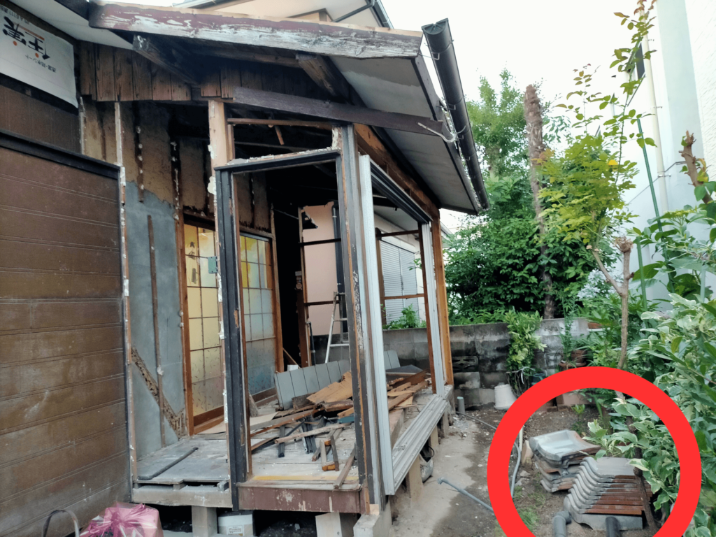 減築作業のために屋根から降ろしておいた割れる前の釉薬陶器瓦