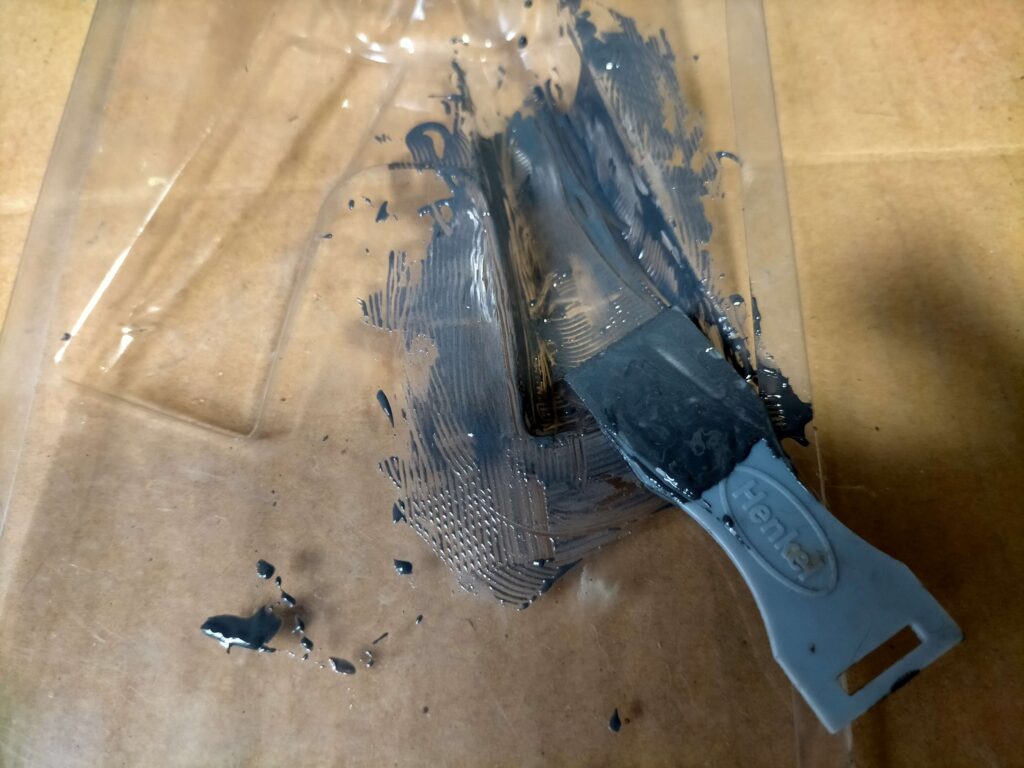 主剤と硬化剤を同量出し、グレーになるまでヘラで混ぜ合わせる様子