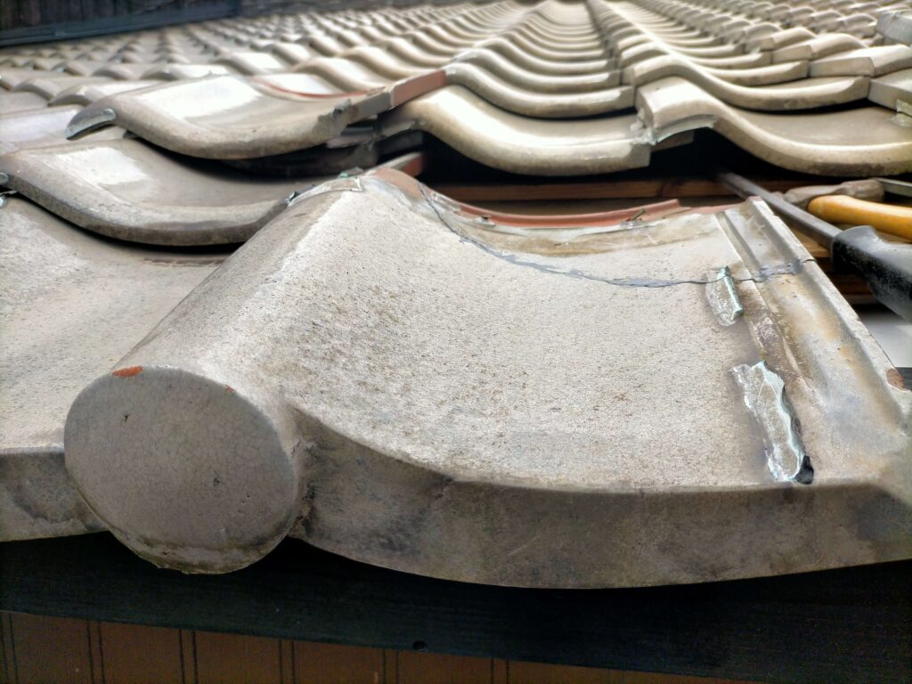 接着修理した瓦に釘を打ち込んで固定した様子