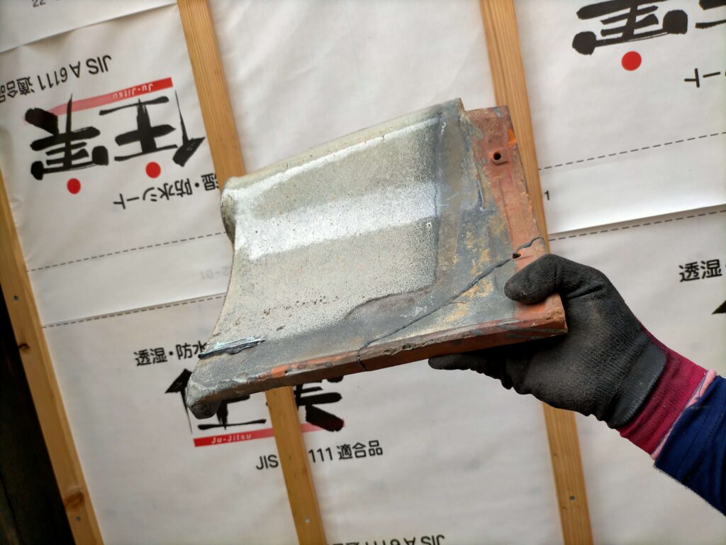 24時間硬化後、手で持ち上げてもビクともしない接着された瓦