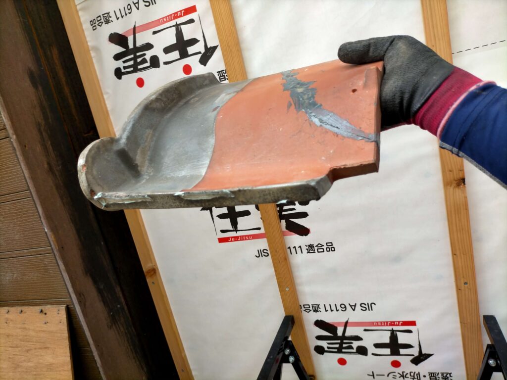 強固に接着され、元の形状を取り戻した軒瓦