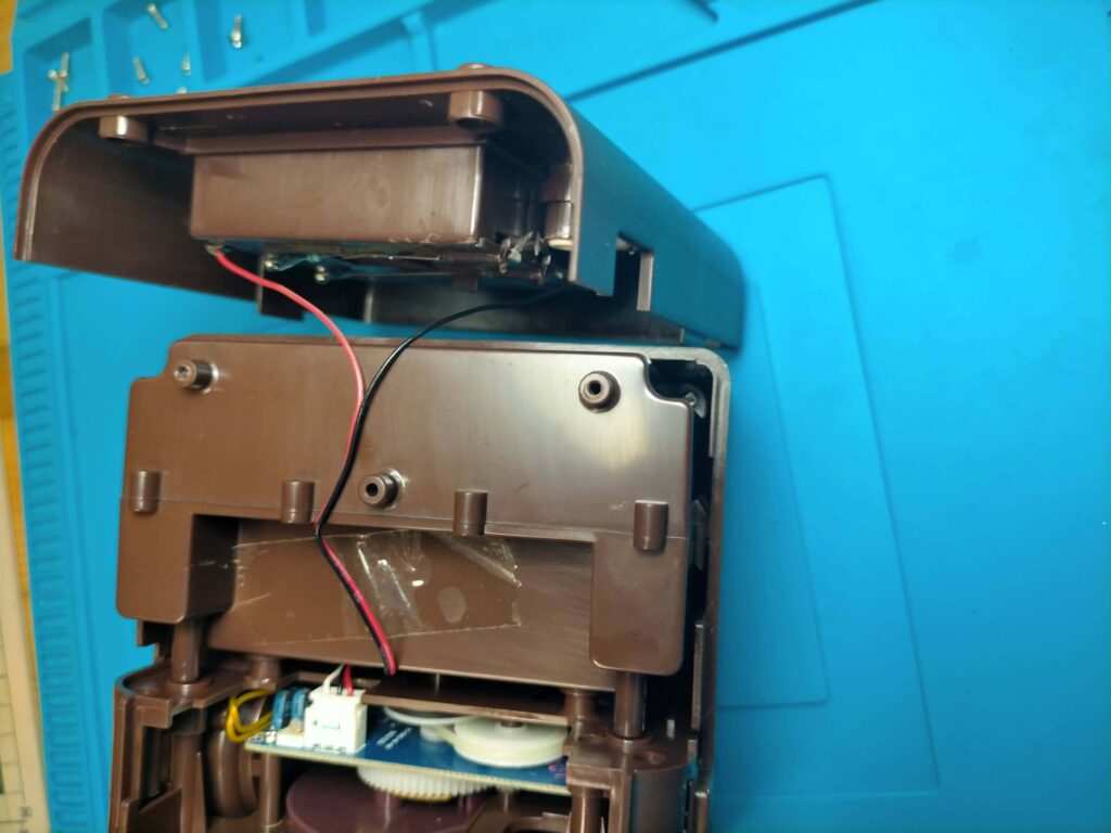 電源ケーブル固定テープ外す前の状態