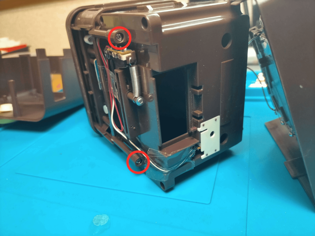 バンクマン貯金箱BOX固定ネジ位置図