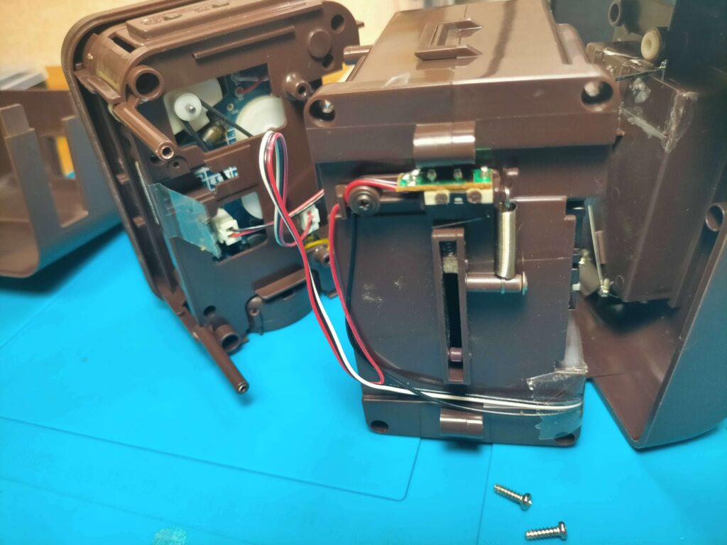 バンクマン貯金箱BOXを外した様子（ネジ２本）