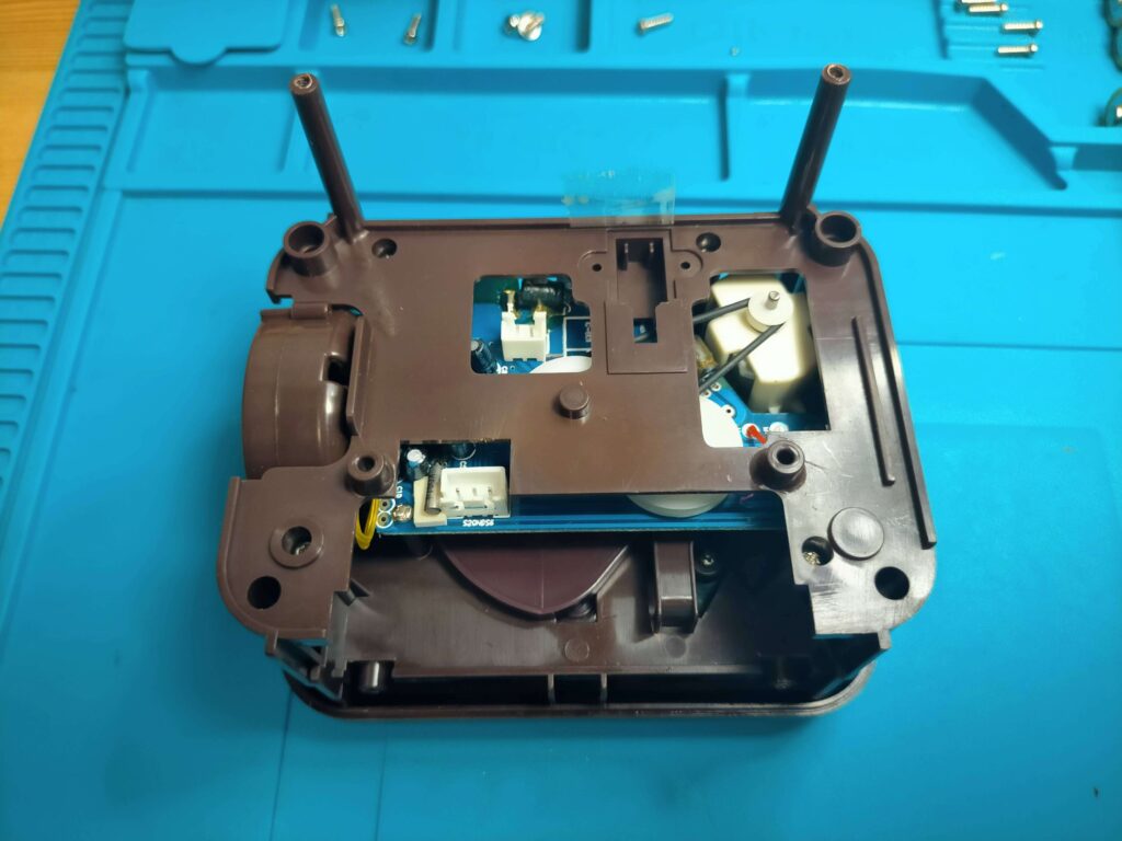 バンクマン内カバー外す前にコネクタを外した様子