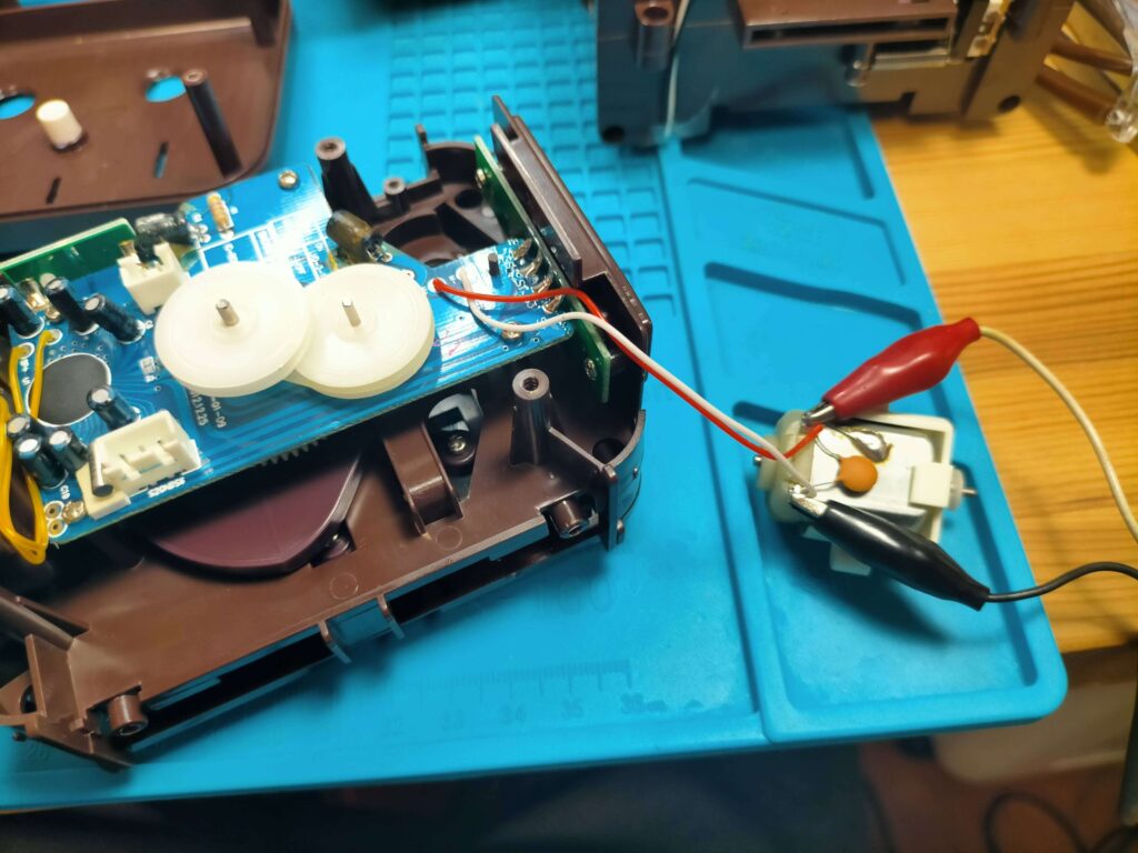 定電圧電源を使用してバンクマンのモーター単体で動作しない事を確認している様子