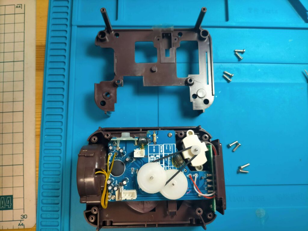 バンクマンの内カバーを外した様子（ネジ６本）