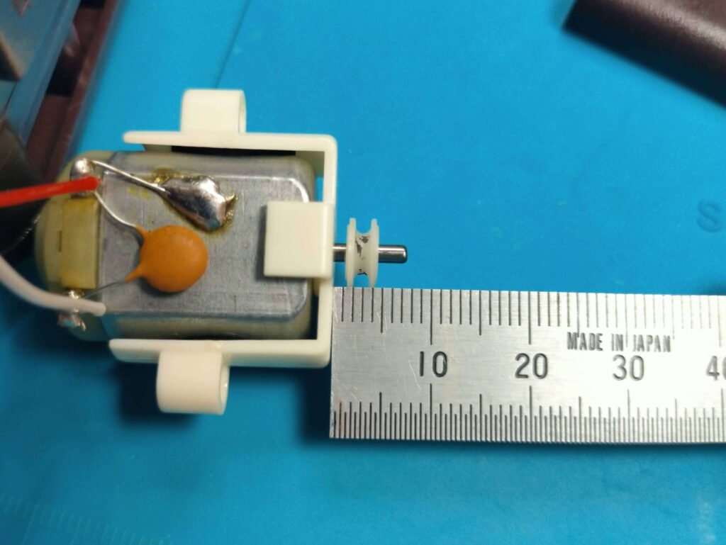 バンクマンのモーターブラケットとモータープーリーのクリアランス確認（1㎜強）