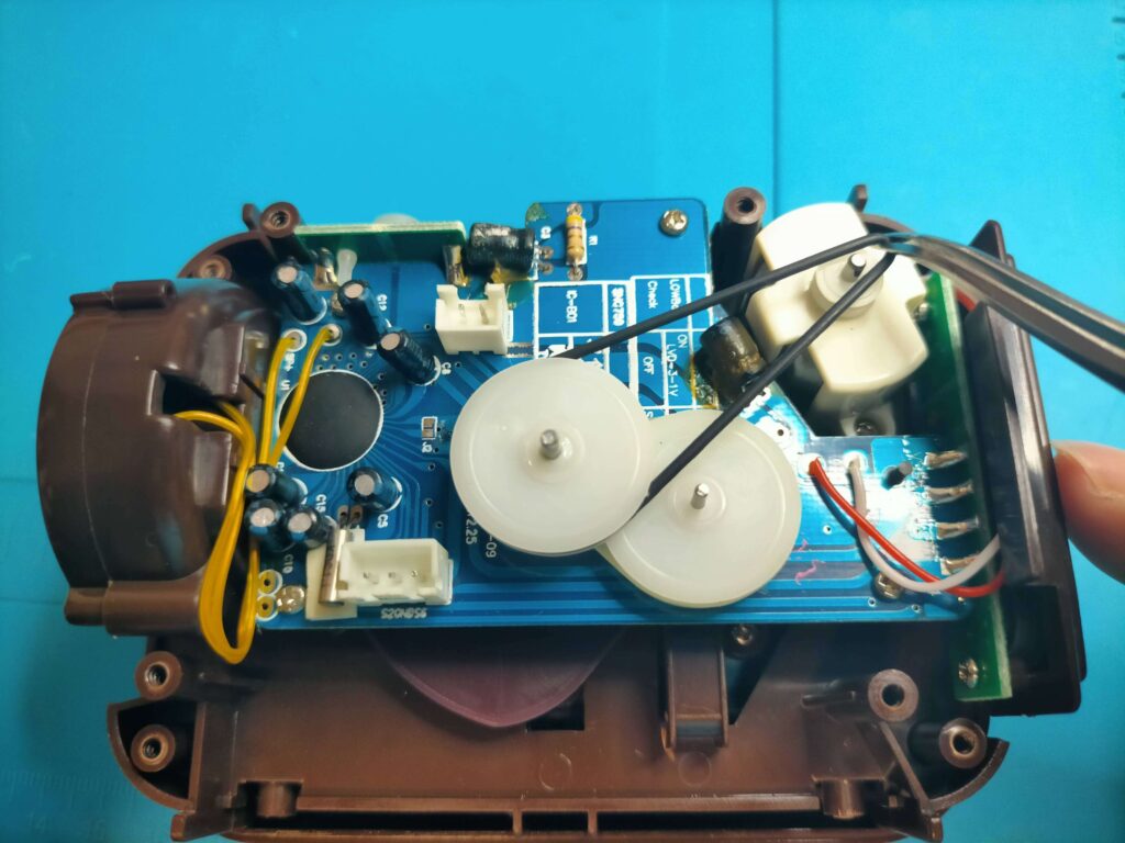 バンクマンのモータープーリーからベルトを外している様子（バンクマン基板部及びメカ部）