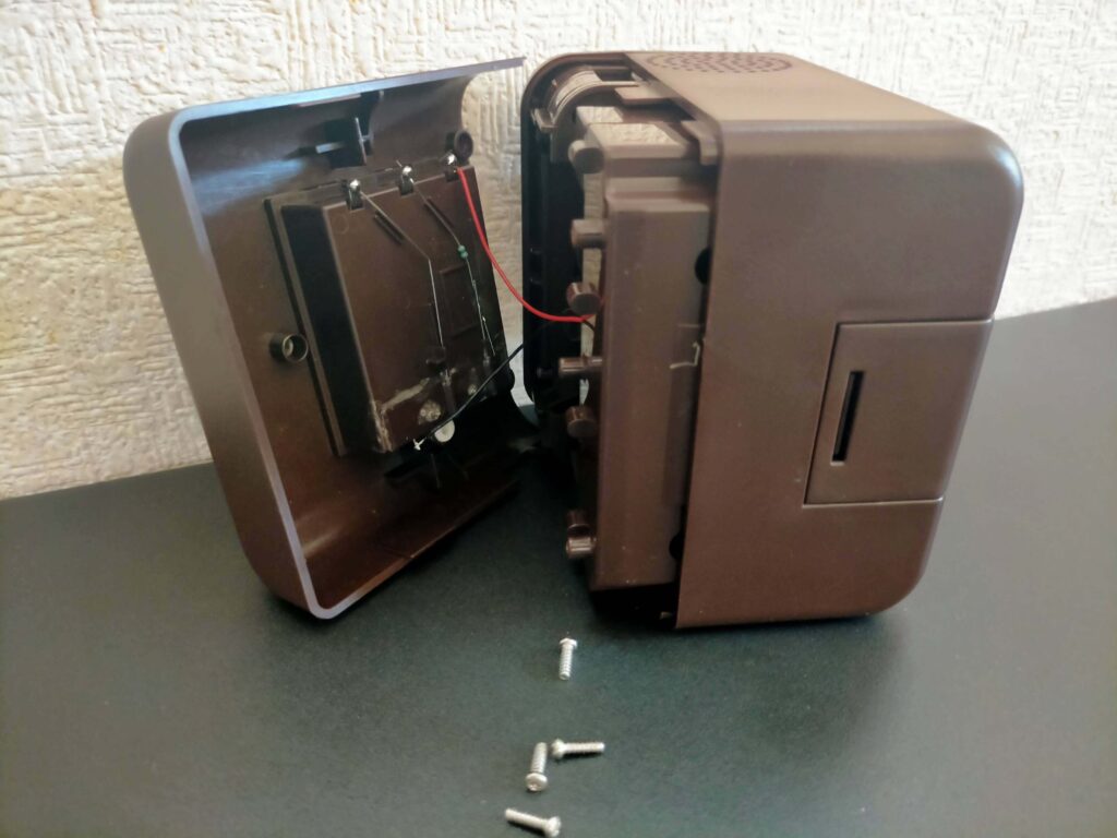 下カバー（電池BOX）の外し（ネジ４本）