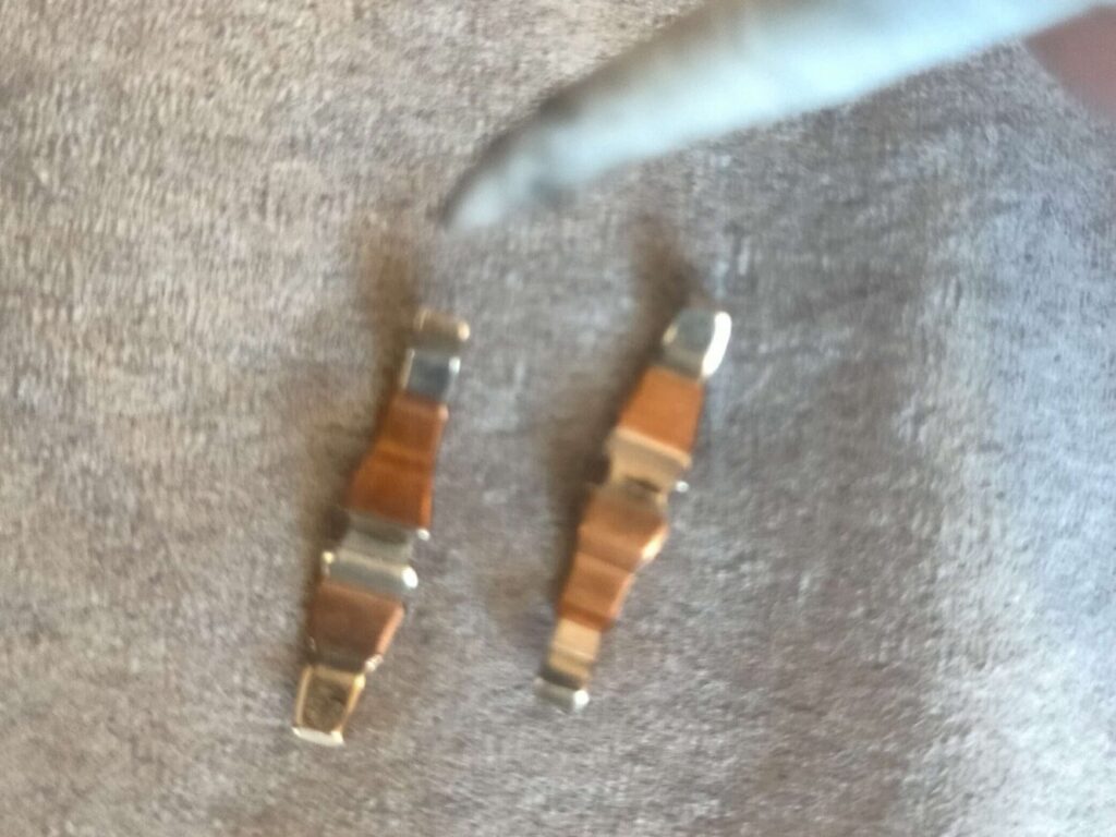 E25キャラバン(いすゞコモ)パワーウィンドウスイッチの接点部分をアルコールとピンセットで清掃する作業