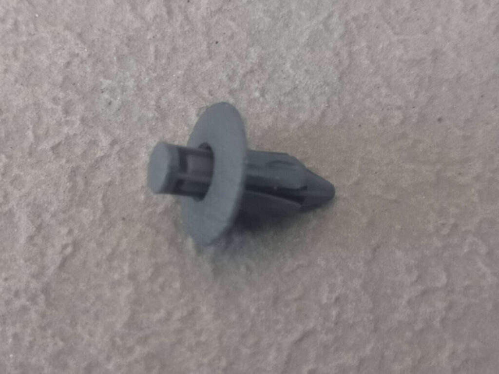 E25キャラバン(いすゞコモ)のドアトリムクリップ(取り付ける時の形)