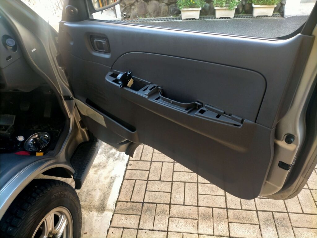 E25キャラバン(いすゞコモ)ドアトリム取外し前