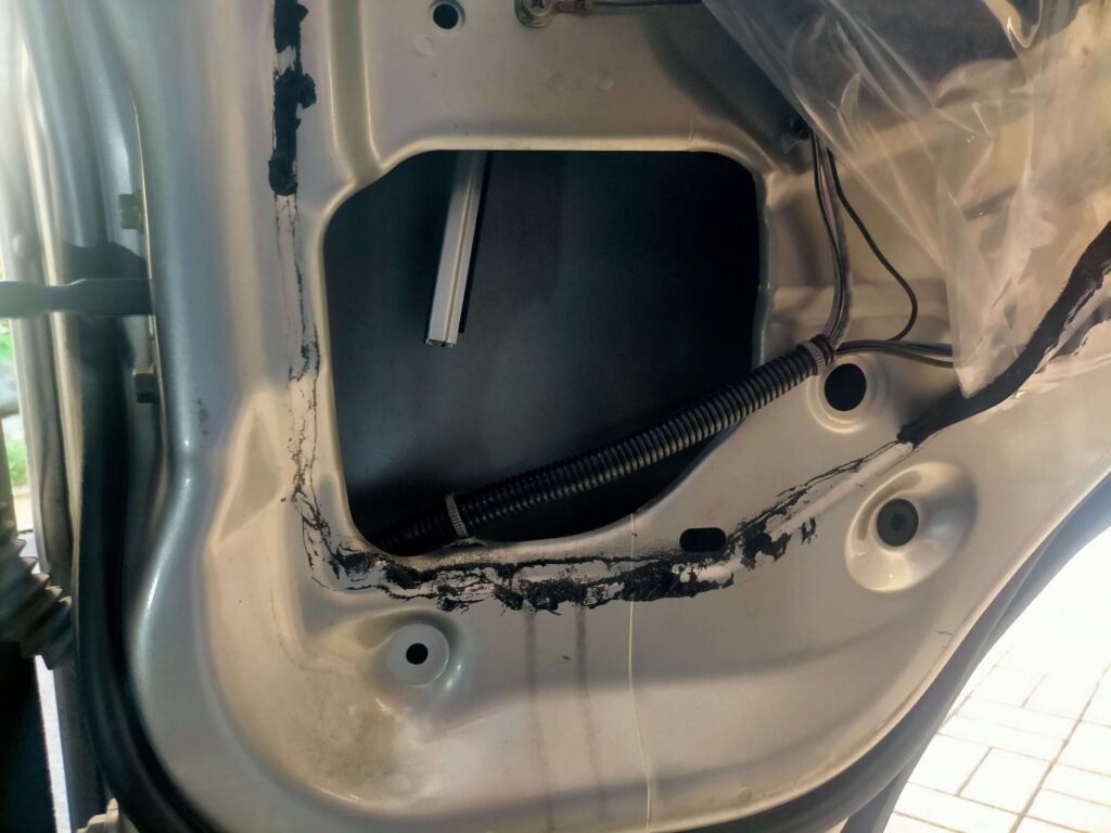 E25キャラバン(いすゞコモ)右フロントドアのガラスレールフロント部