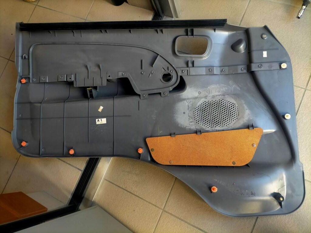 E25キャラバン（いすゞコモ）のフロント右ドアトリム（内張り）